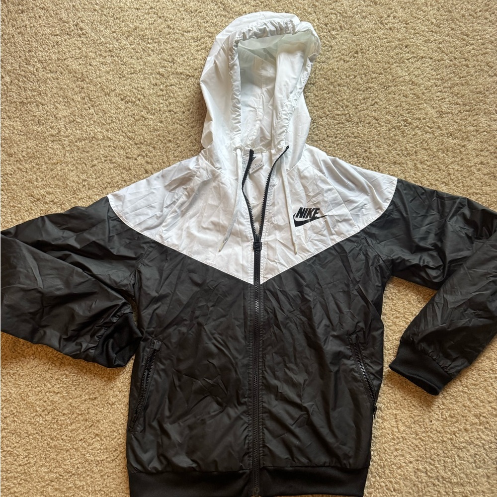 Nike Women's Medium Sportswear Windrunner Black White Hooded Jacket AR3092-010
